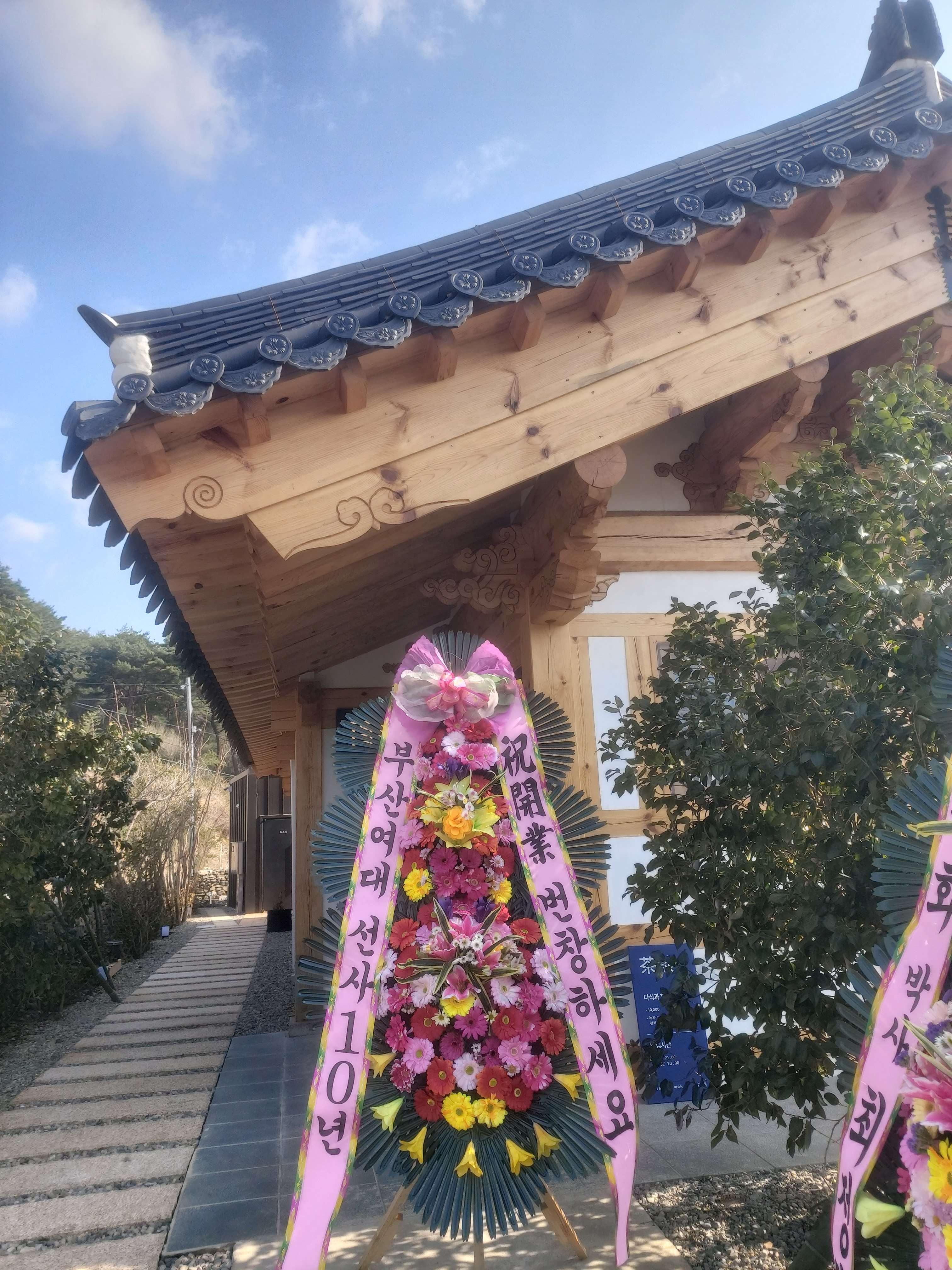 예도화환 대구 예식장 신부대기실 앞이나 로비에 정렬된 축하화환 사진