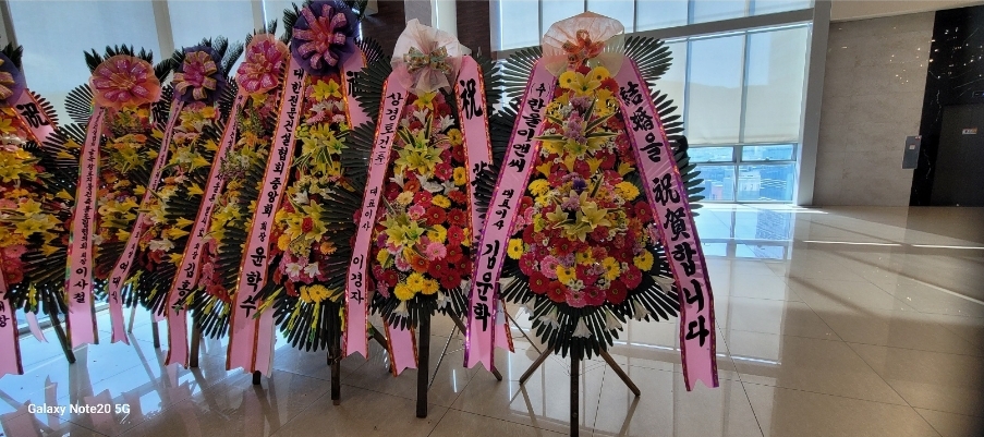 예도화환 출고 전 리본 정렬 및 꽃 볼륨을 확인하는 QC 검수 과정 사진