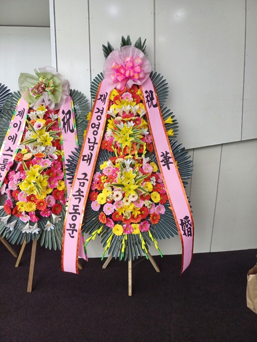예도화환 대형 행사장에 일렬로 정렬된 축하화환 실제 설치 사진