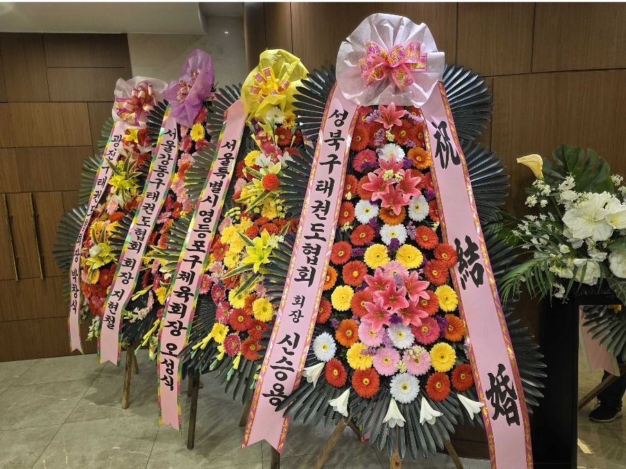 예도화환 리본 정렬/고정 상태 확인(설치 전 최종 점검) 사진