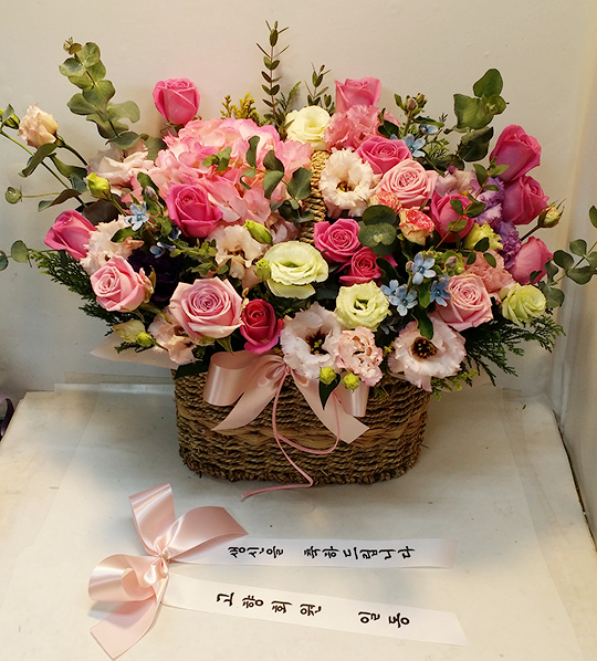 예도화환 배송 트럭이 화환을 싣고 출발하는 모습 또는 현장 도착 사진