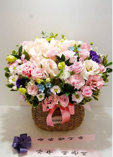 예도화환 전국 지도 위에 배송 네트워크망을 시각화한 이미지 또는 배송 트럭 사진