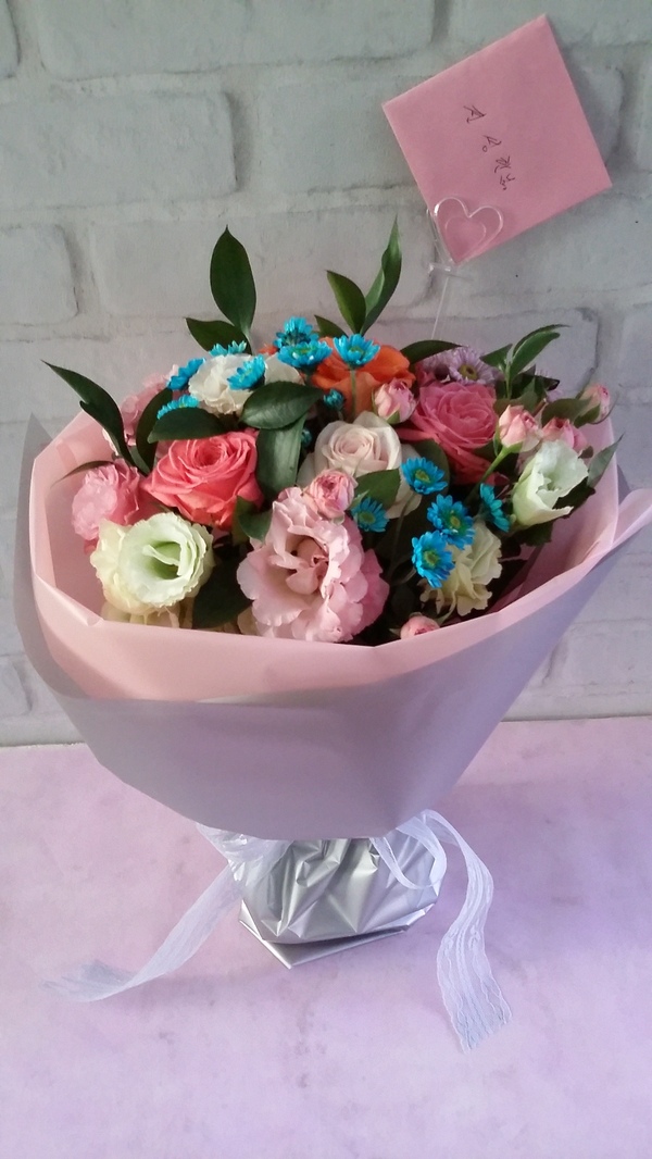 예도화환 호텔 룸 테이블 위에 세팅된 프로포즈 꽃바구니