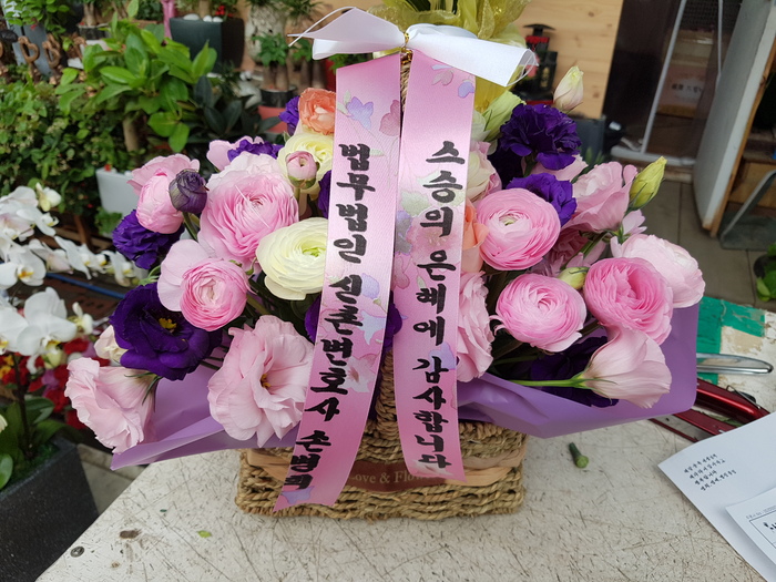 예도화환 호텔 룸 테이블 위에 세팅된 프로포즈 꽃바구니