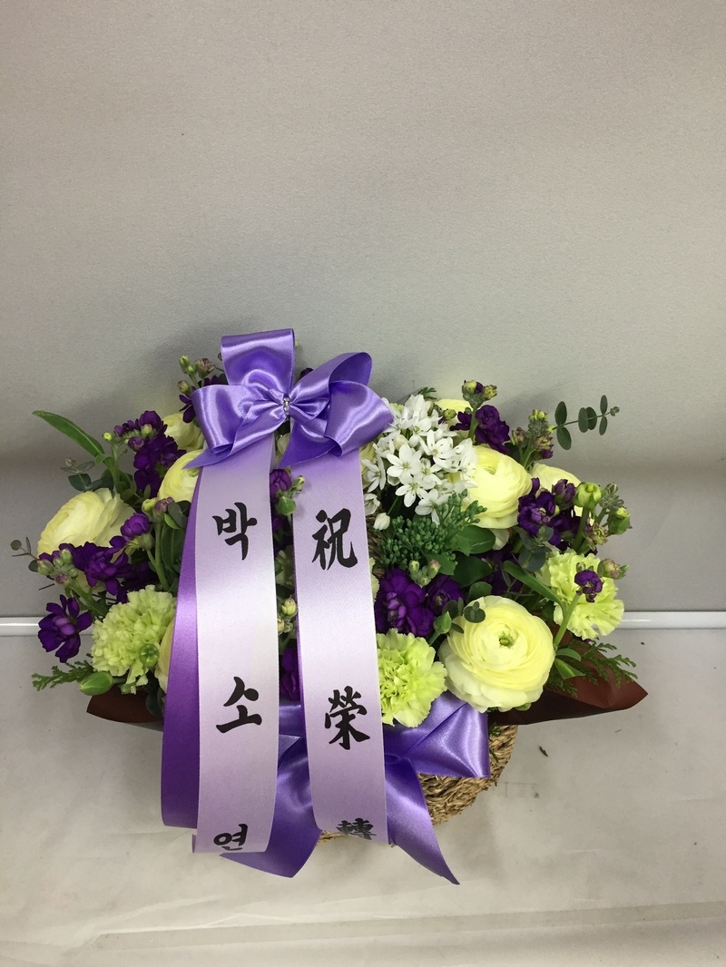 예도화환 리본 글씨가 인쇄되어 화환에 부착된 모습 클로즈업