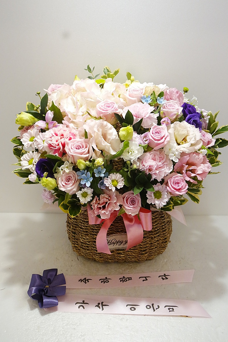 예도화환 트럭이 배송하는 이미지 또는 시계와 화환을 합성한 그래픽