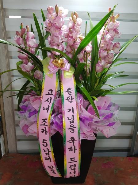 예도화환 출고 전 검수(리본 오탈자/정렬/포장 완충) 체크 장면