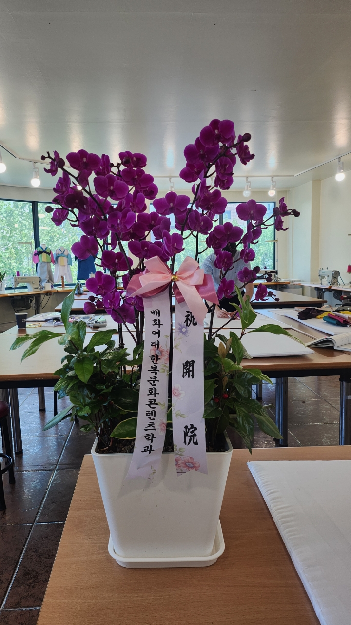 예도화환 대구 수성구 법조타운 사무실 책상 위에 놓인 동양란 사진