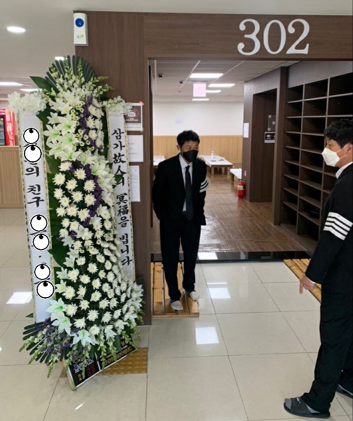 예도화환 리본 문구 출력 및 화환대 고정 상태 등 QC 검수 과정