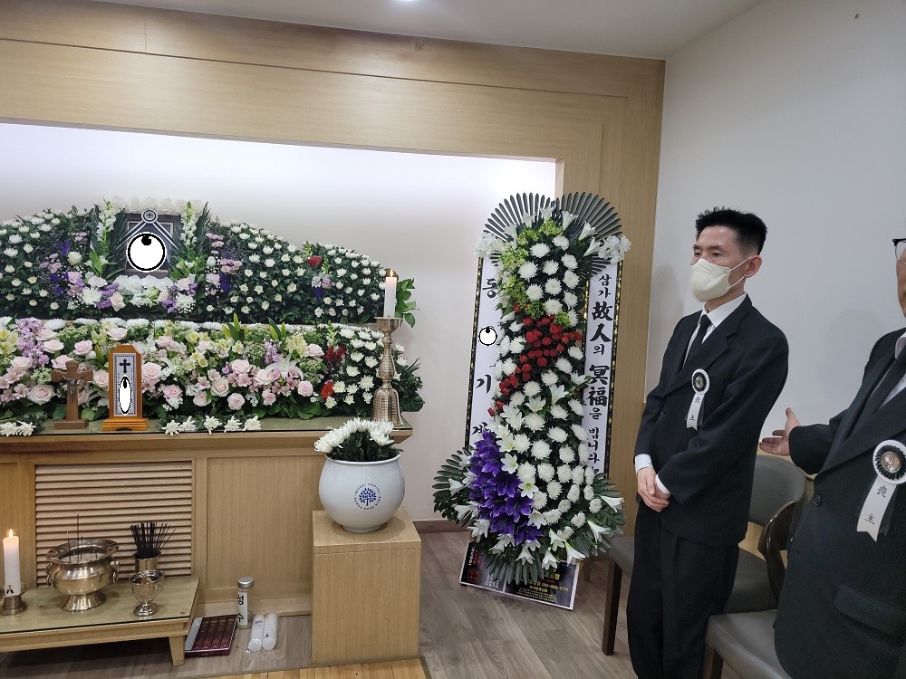 예도화환 리본 문구 출력 및 화환대 고정 상태 등 QC 검수 과정