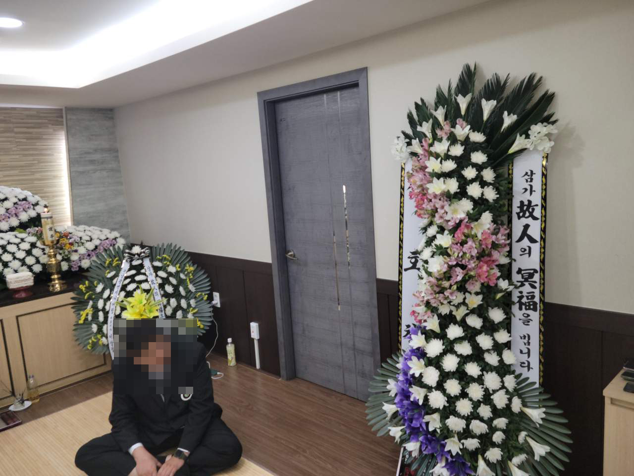 예도화환 고객에게 전송되는 실제 배송 완료 문자 메시지 및 현장 사진 예시