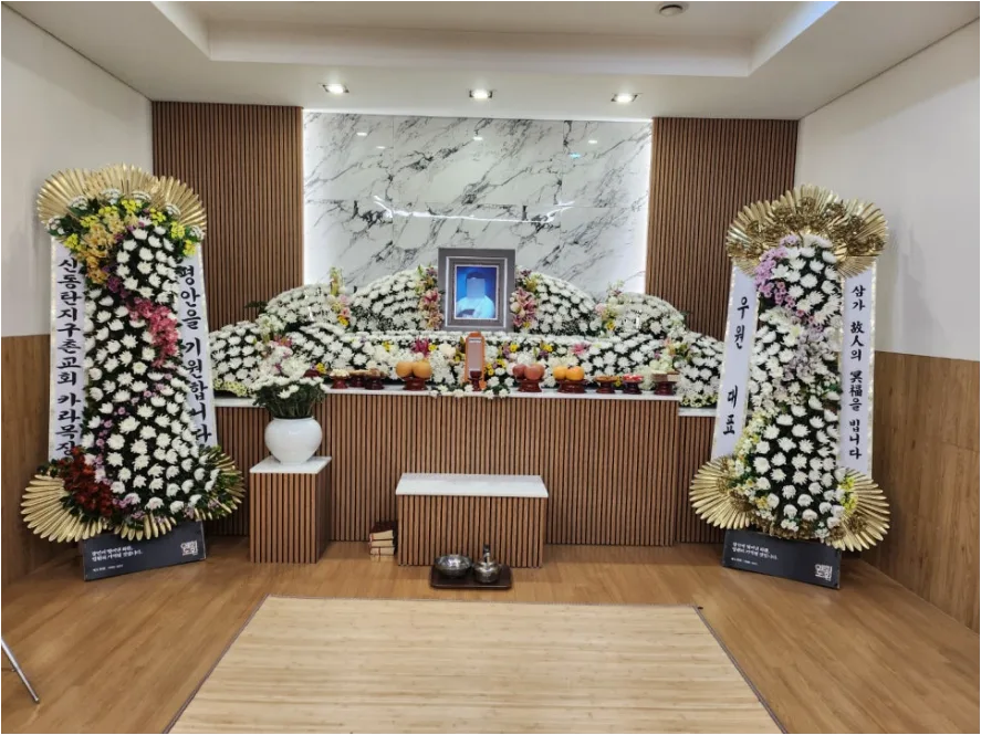 실제 장례식장에 설치된 3단 화환과 배송 완료 문자 메시지1