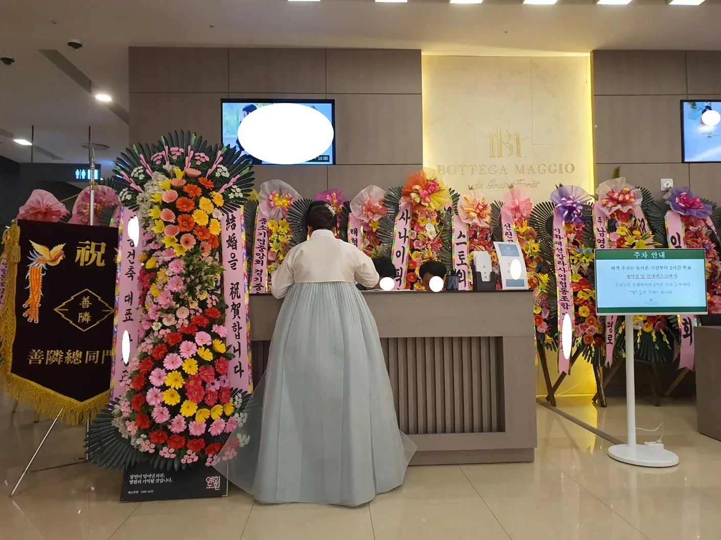 3단/4단 축하화환 실제 크기·볼륨 비교(성인 키 기준) + 행사장 배치 예시