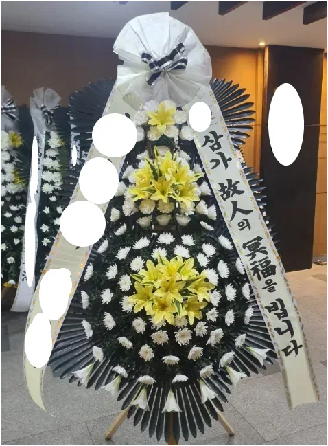 안동 지역 장례식장에 실제 설치된 3단 근조화환 사진 1
