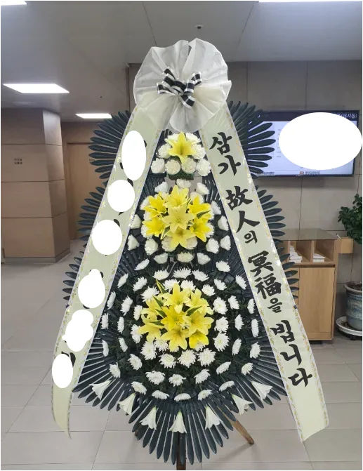 안동 지역 장례식장에 실제 설치된 3단 근조화환 사진 2